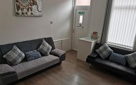 Welcome Home - Close To Town Centre - Full Holiday Home